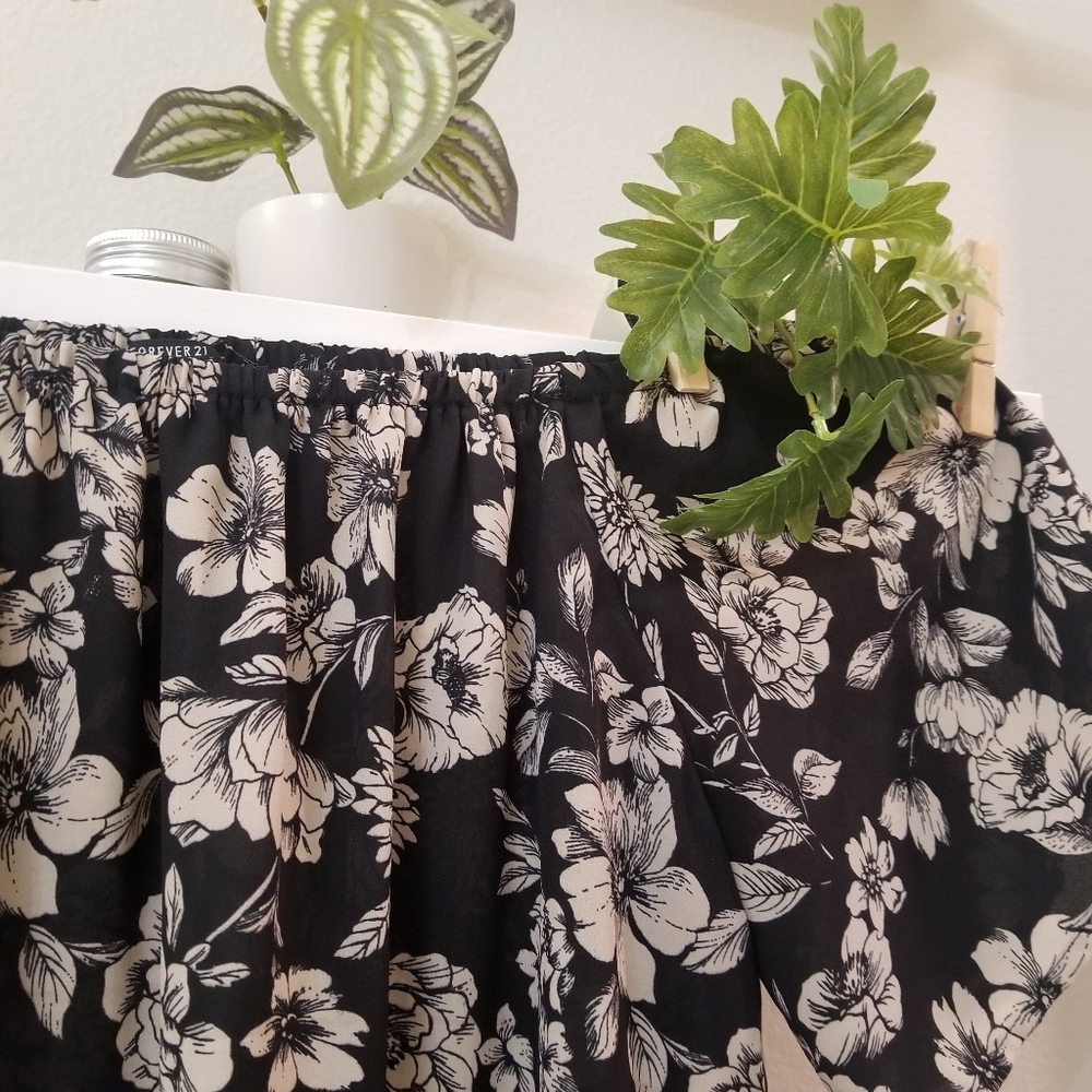 SALE❗️4 for $20 Beautiful Floral off-shoulder crop top - Picture 5 of 9
